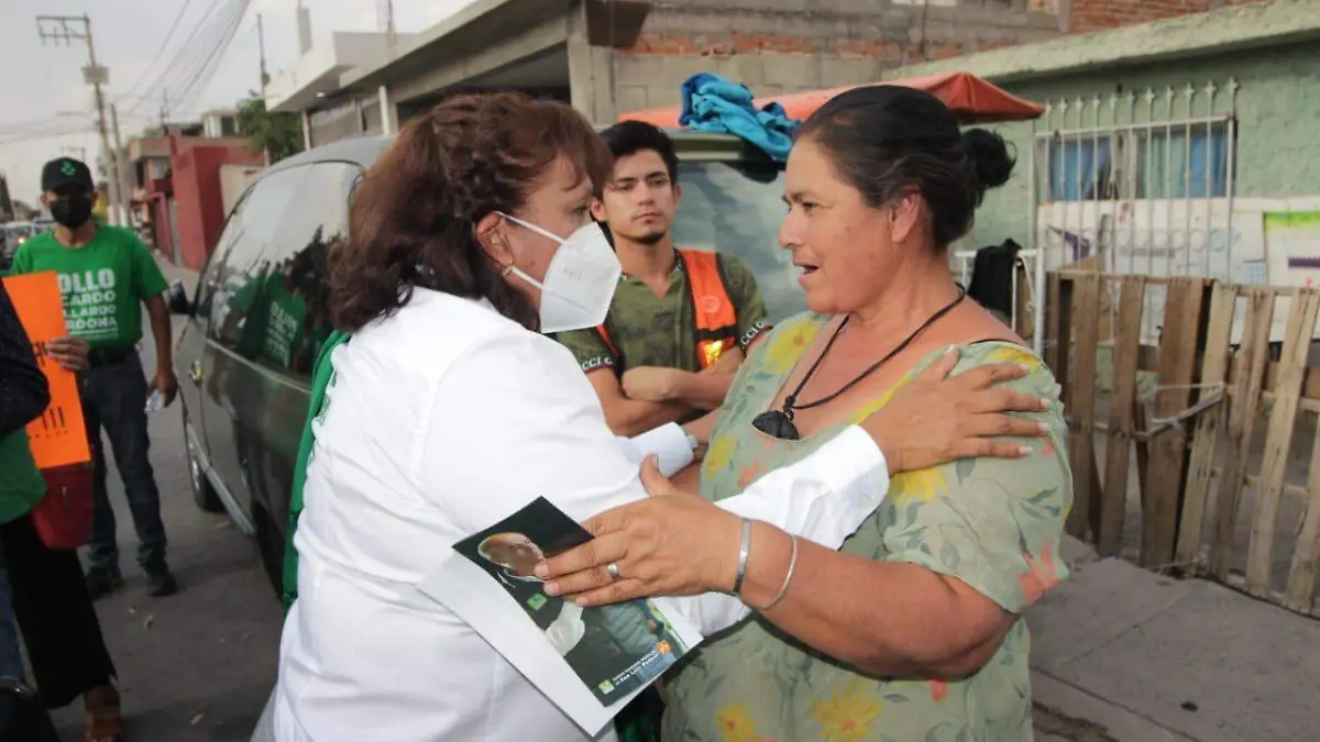 Leonor Noyola cercana a la gente